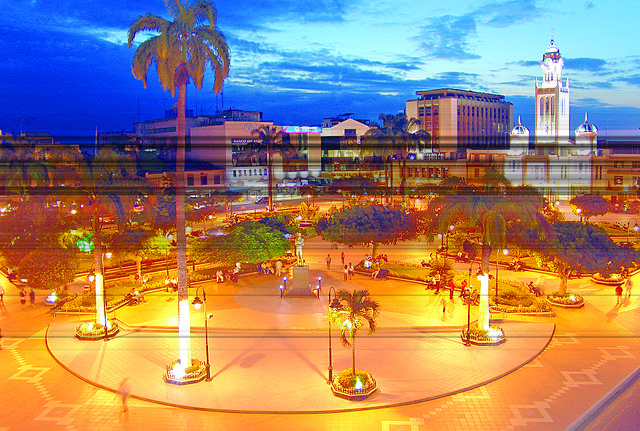 File:Machala - parque central de noche.jpg