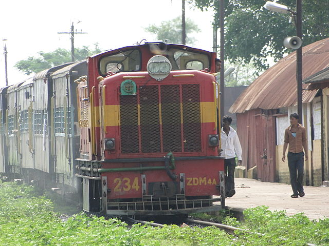 File:Narrow Gauge Train at Rajim.JPG