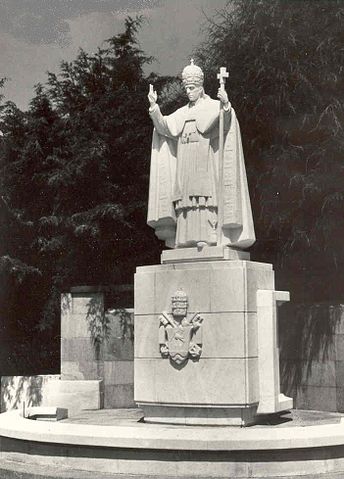 File:Statue of Pope Pius XII in Fatima Portugal.jpg