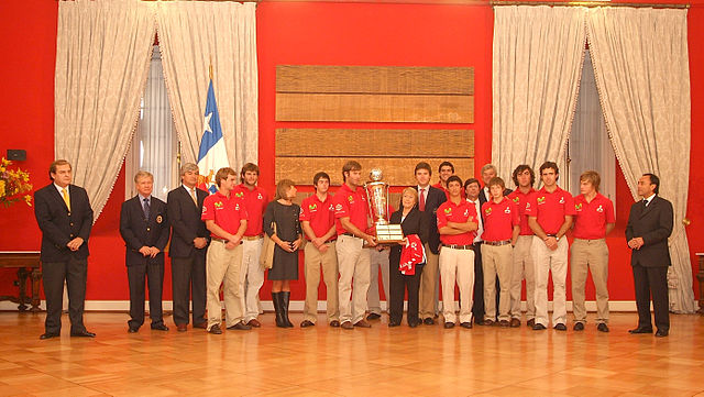 File:Bachelet y campeones de polo.jpg