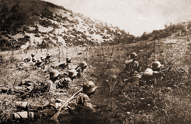 File:Bulgarian soldiers with wire cutters WWI (contrasted).jpg