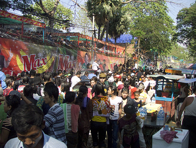 File:Thingyan, Yangon, Myanmar 2.jpg