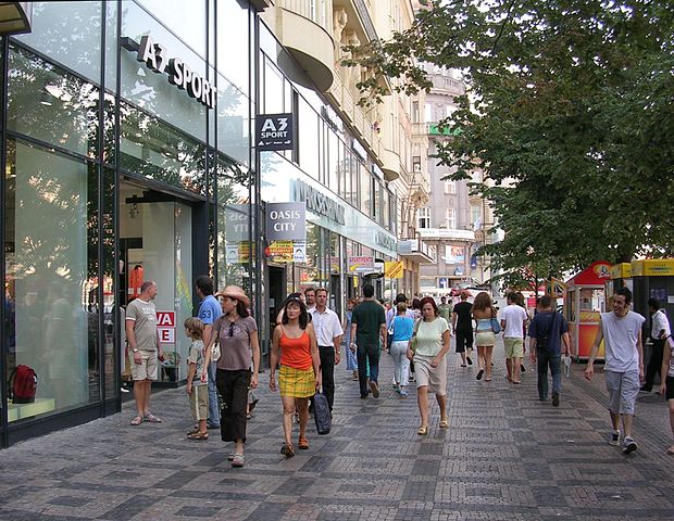 File:V&aacute;clavsk&eacute; n&aacute;měst&iacute;, chodn&iacute;k od č. o. 39 dolů.jpg