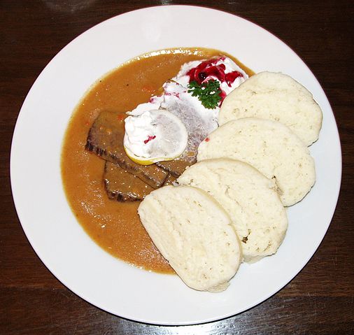 File:Praha 2005-09-25 sv&iacute;čkov&aacute; na smetaně-00.jpg