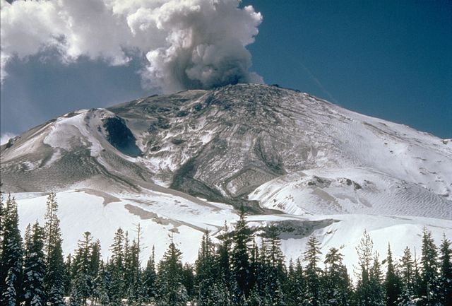 File:MSH80 early eruption st helens from NE 04-10-80.jpg