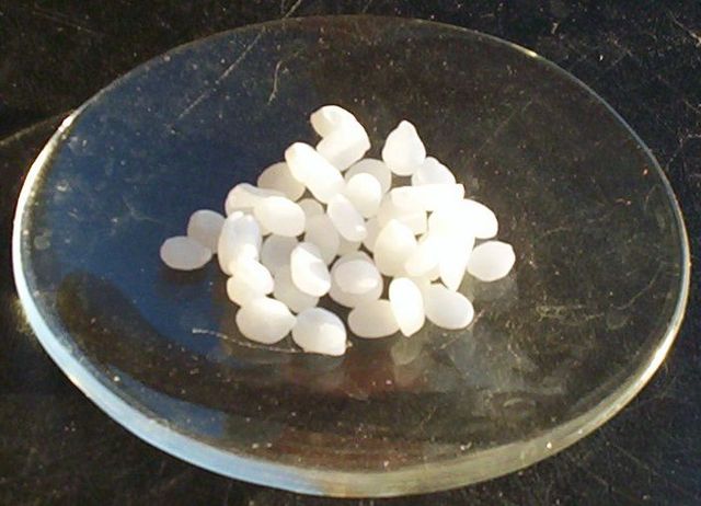 File:Sodium hydroxide.jpg