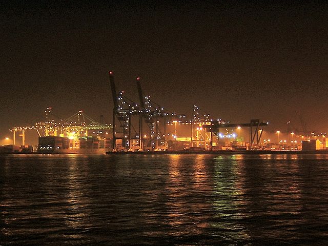 File:ECT waalhaven bij nacht.jpg