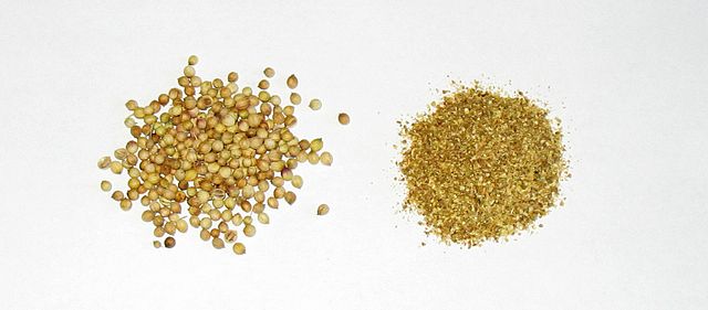 File:Echter Koriander (ganz und gemahlen).jpg