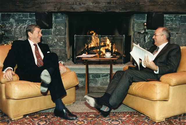 File:Reagan and Gorbachev hold discussions.jpg