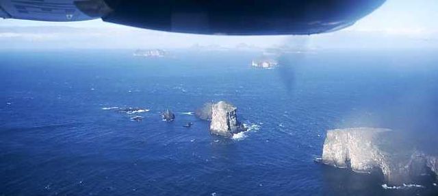 File:Small islands in the Vestmannaeyjar archipelago, Iceland.jpg