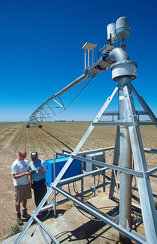 File:Center-pivot irrigation.jpg