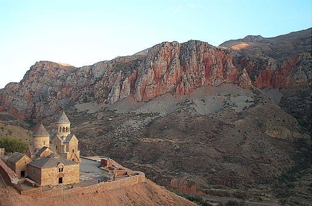 File:Noravank with cliffs-DCP 0186.JPG