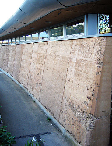 File:Rammed earth wall - Eden Project.jpg