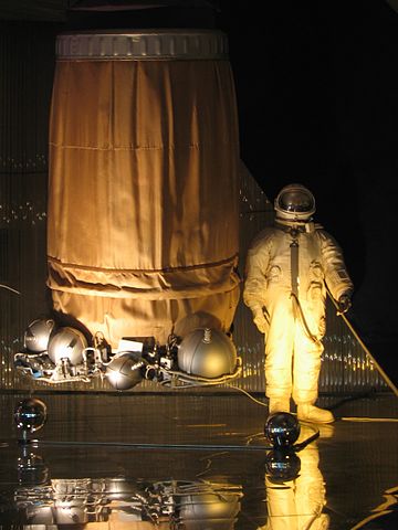 File:Voskhod-2 airlock and spacesuit.jpg