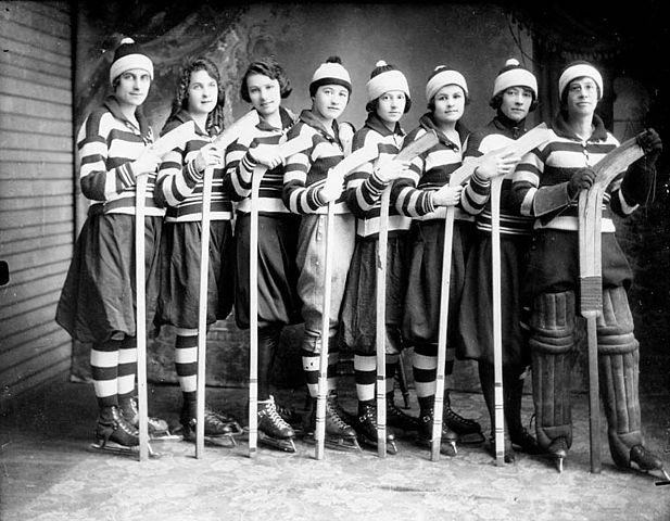 File:Girls ice hockey team 1921.jpg