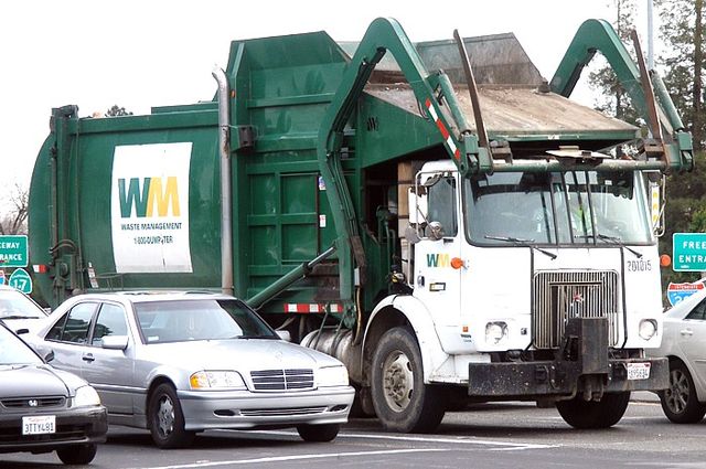 File:US Garbage Truck.jpg