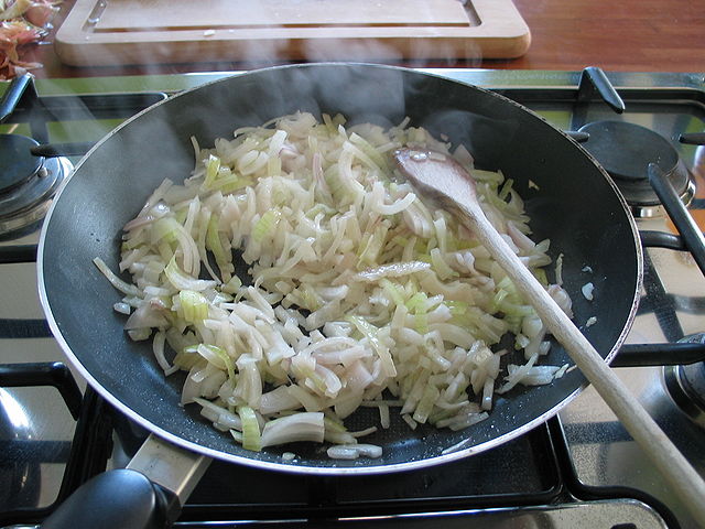 File:Cooked onions in frying pan.JPG