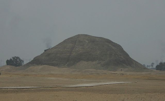 File:Pyramid of amenemhet hawarra 01.jpg