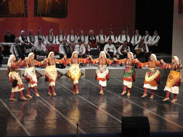 File:Tanec folk ensemble Macedonia 1.jpg