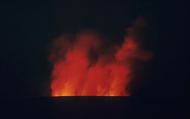 File:Mauna Loa erupting at night, 1984.jpg