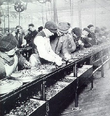 File:Ford assembly line - 1913.jpg