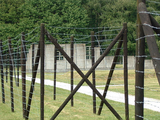File:Hut-AnneFrank-Westerbork.jpg