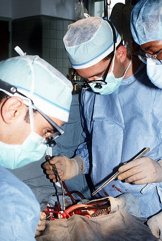 File:Surgeon operating, Fitzsimons Army Medical Center, circa 1990.JPEG
