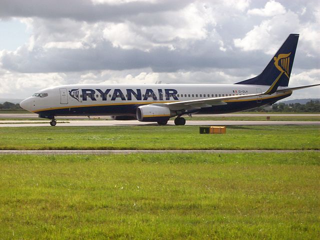 File:Ryanair Boeing 737-800 At Manchester International Airport.jpg