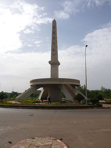 File:L'ob&eacute;lisque des id&eacute;ogrammes, Hamdallaye - Bamako.jpg
