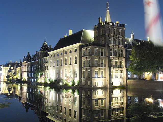 File:Binnenhof at night.JPG