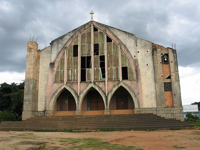 File:Church in Huambo, Angola.jpg