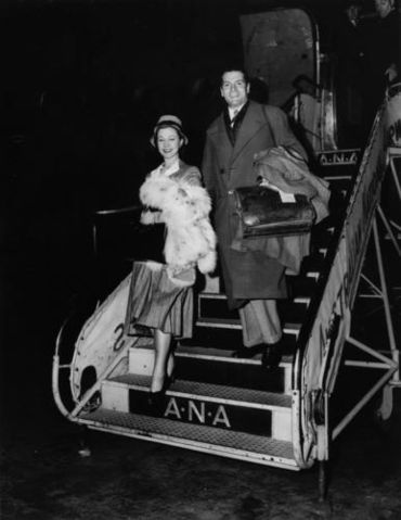 File:Vivien Leigh and Laurence Olivier disembarking plane, Brisbane 1948.jpg