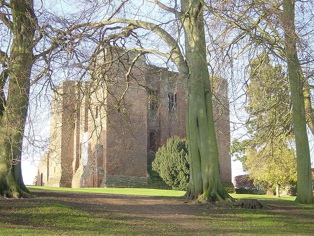 File:Kenilworth Castle keep from south.jpg