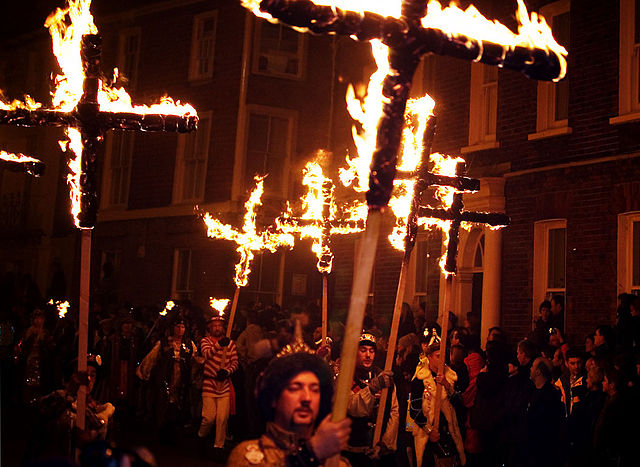 File:Lewes Bonfire, Martyrs Crosses.jpg