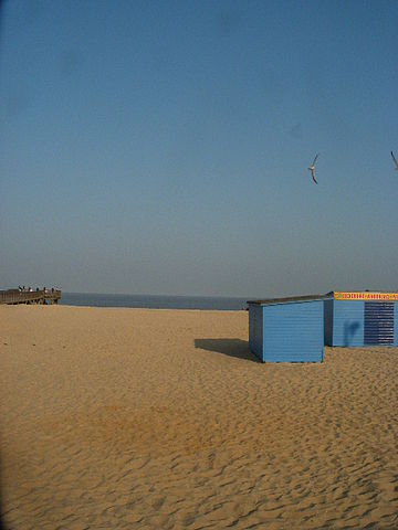 File:Great Yarmouth beach near the Winter Gardens.JPG