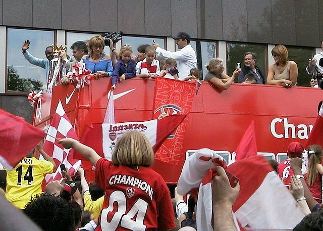 File:Arsenal open top bus parade 2004.jpg