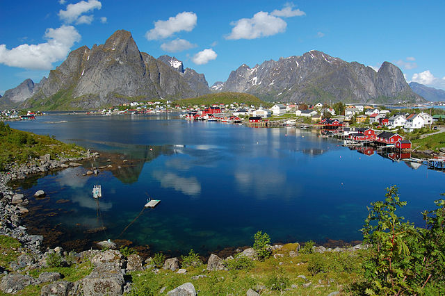 File:Reine Lofoten 2009.JPG