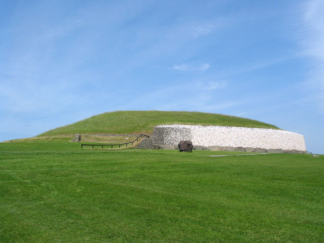 File:Newgrange ireland 750px.jpg